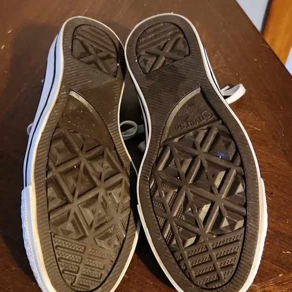 Daisy Converse - Picture 3 of 4